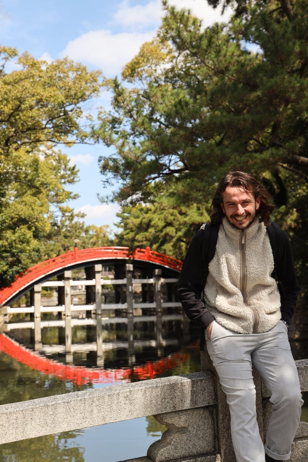 Laug, votre guide francophone, sur un pont japonais